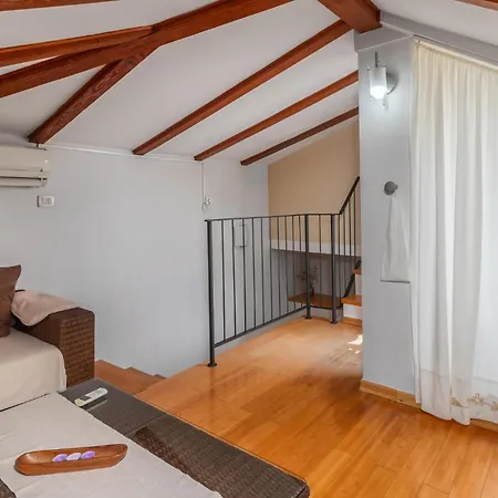 Stunning In Rab With House Sea View Casa vacanze Rab Town